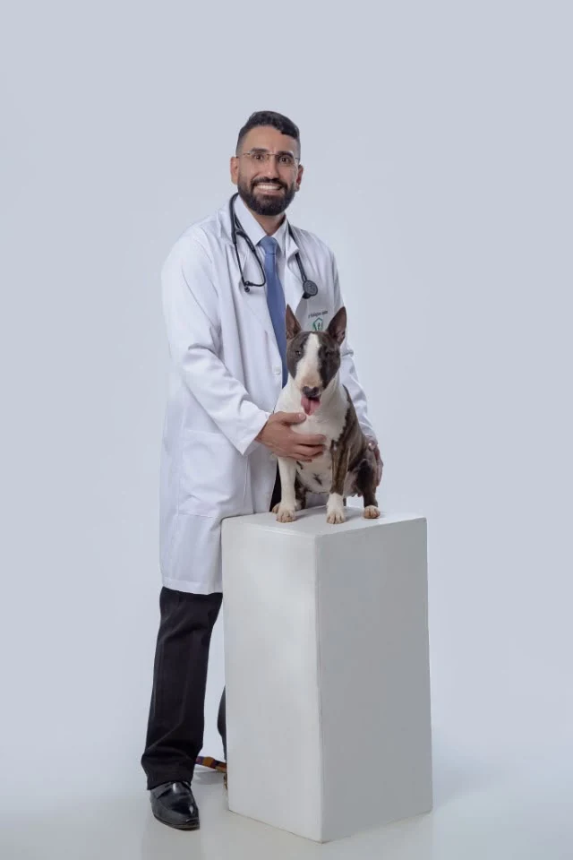 Washington Peixoto Benjamin com um cão